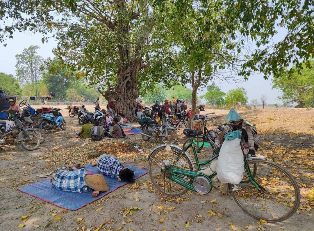 စစ်အုပ်စု ရန်ကြောင့် ထွက်ပြေးနေရတဲ့ ခင်ဦးနယ်က ပြည်သူတွေကို ပြီးခဲ့တဲ့ လပိုင်းက တွေ့ရစဉ်/Photo - ခင်ဦးမြို့နယ် သတင်းမှန် ပြန်ကြားရေး