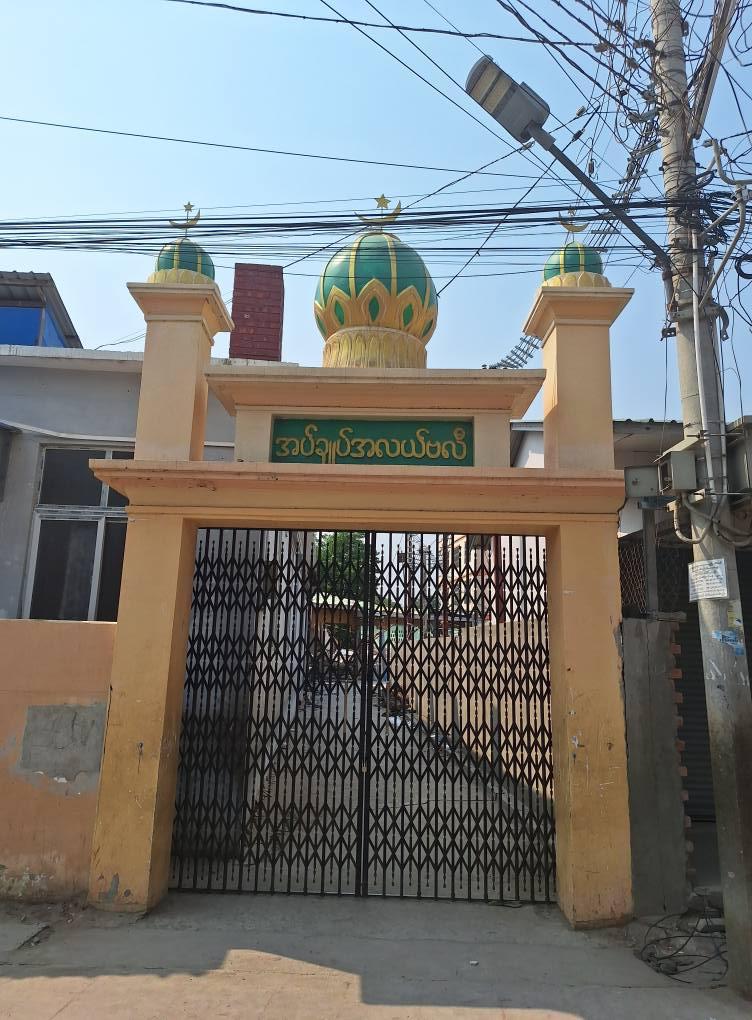 မန္တလေးတိုင်း၊ အမရပူရမြို့နယ်၊ ဗုံးအိုးကျေးရွာရှိ အပ်ချုပ်အလယ်ဗလီ ငလျင်ကြောင့် ပြိုကျပျက်စီးမှုကို တွေ့ရစဉ်/Photo – P FB