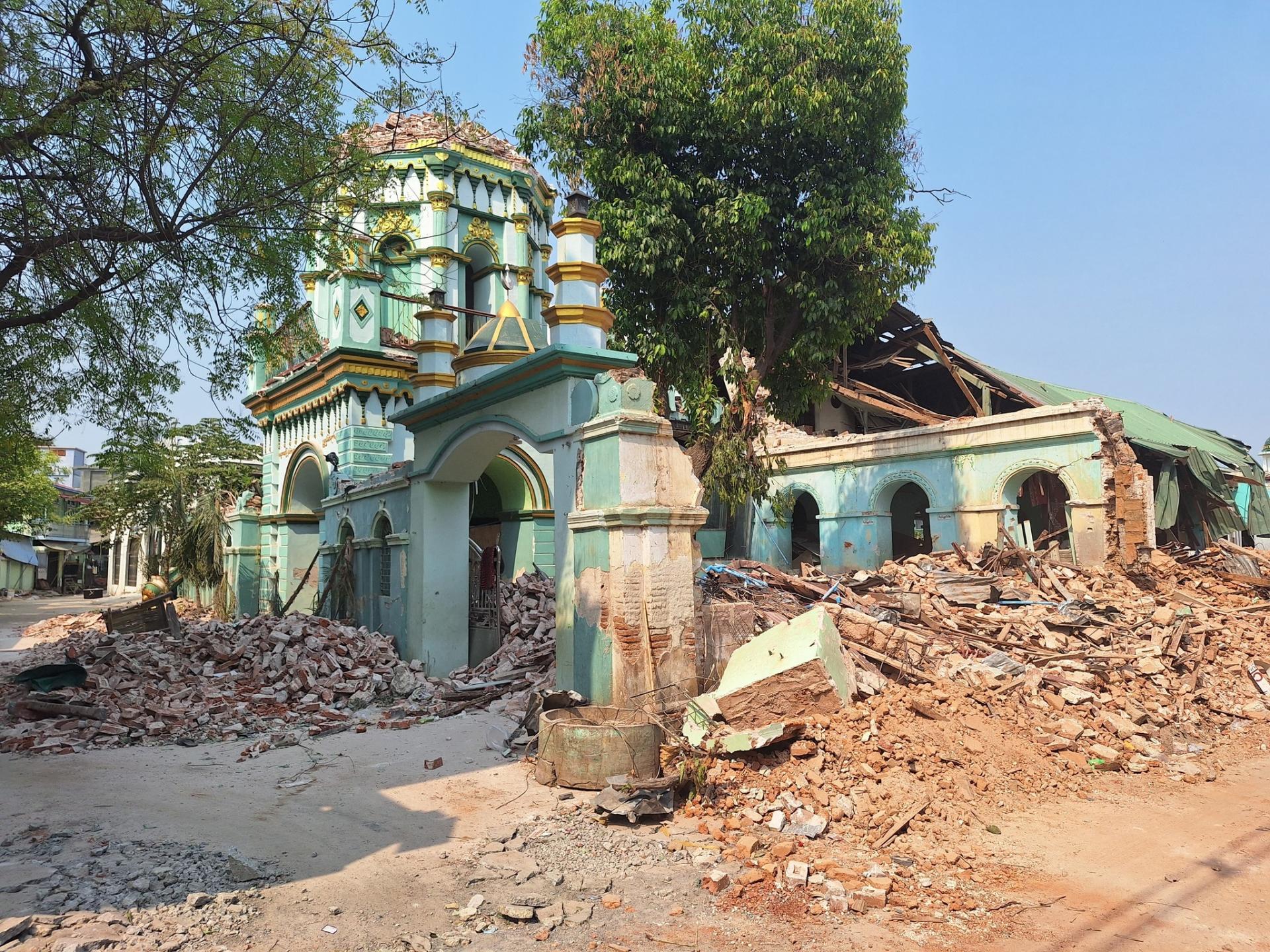 မန္တလေးတိုင်း၊ အမရပူရမြို့နယ်၊ ဗုံးအိုးကျေးရွာရှိ ဃရာနာဗလီ ငလျင်ကြောင့် ပြိုကျပျက်စီးမှုကို တွေ့ရစဉ်/Photo – P FB