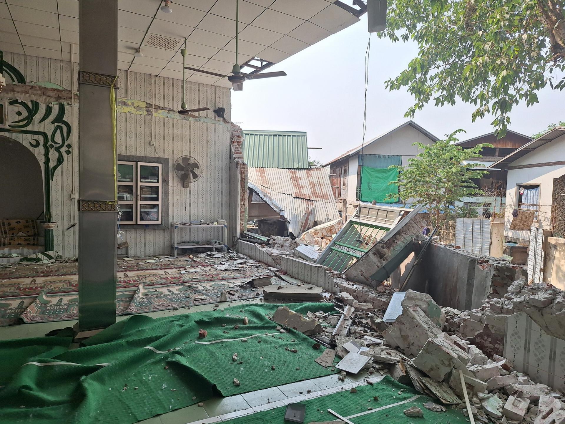 မန္တလေးတိုင်း၊ အမရပူရမြို့နယ်၊ ဗုံးအိုးကျေးရွာရှိ အပ်ချုပ် (မြောက်)ဗလီ ငလျင်ကြောင့် ပြိုကျပျက်စီးမှုကို တွေ့ရစဉ်/Photo – P FB