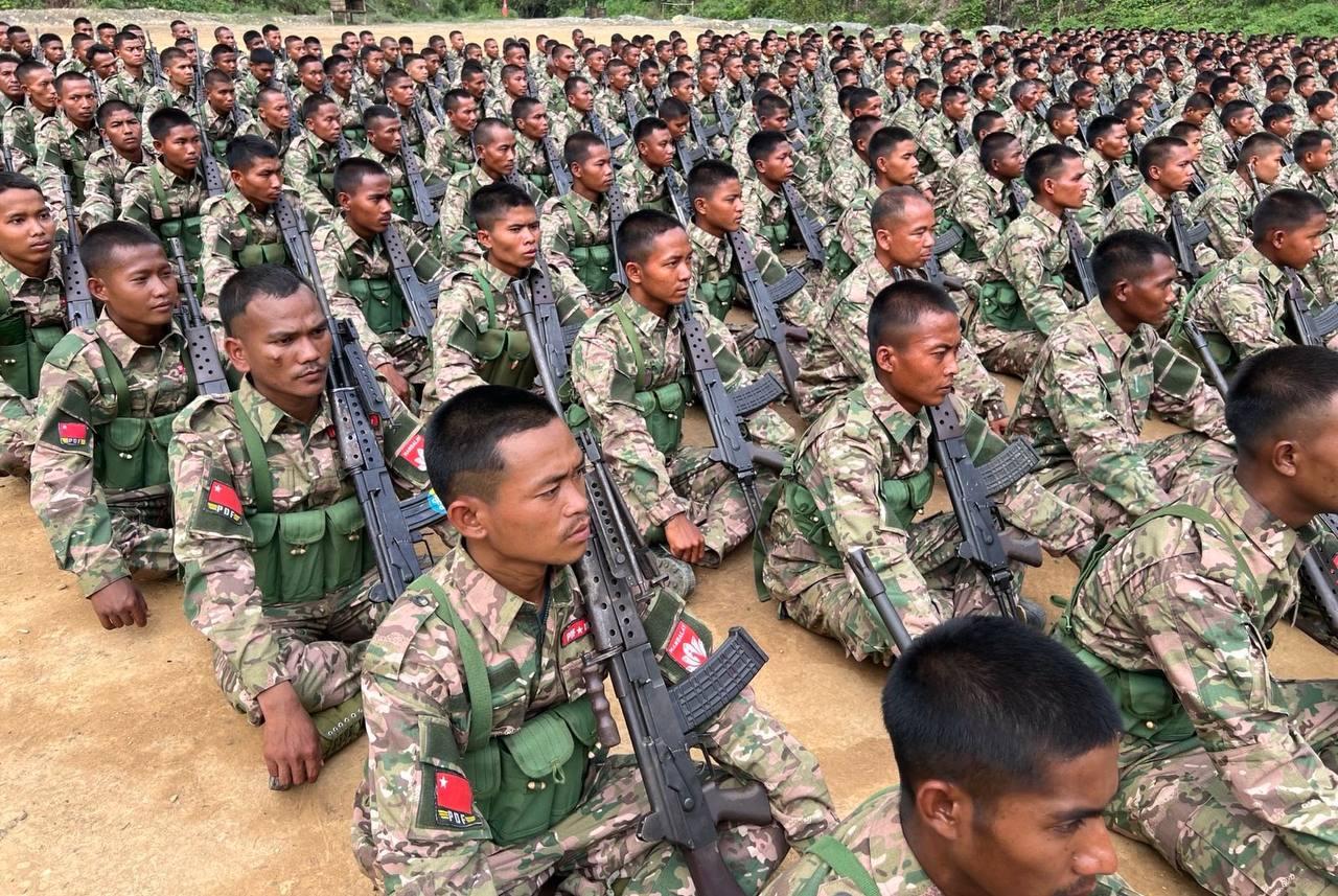 တိုက်ပွဲဝင်ဖို့ လေ့ကျင့်၊ ပြင်ဆင်နေတဲ့ PDF ရဲဘော်တွေ/Photo - MDY-PDF
