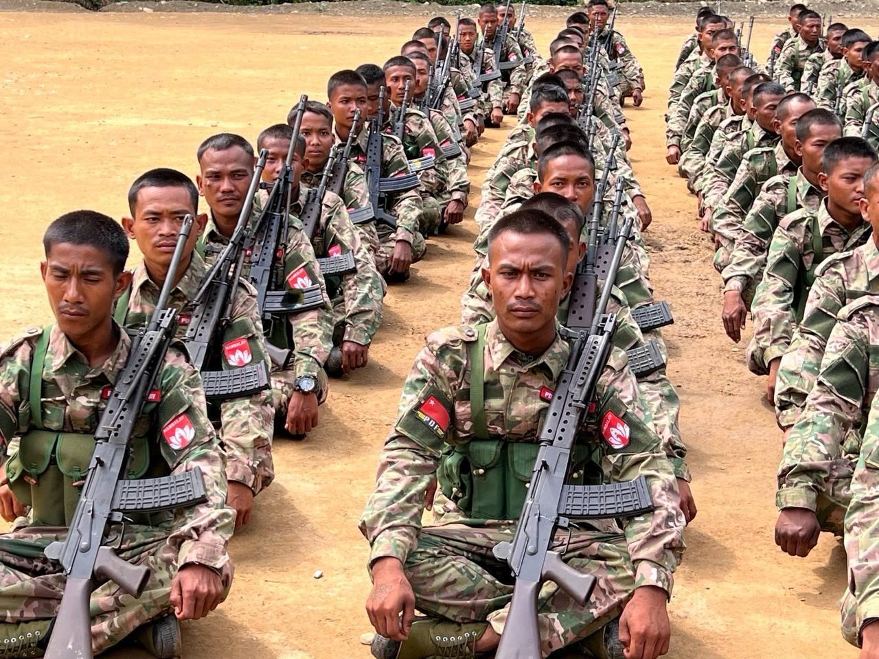 တိုက်ပွဲဝင်ဖို့ လေ့ကျင့်၊ ပြင်ဆင်နေတဲ့ PDF ရဲဘော်တွေ/Photo - MDY-PDF