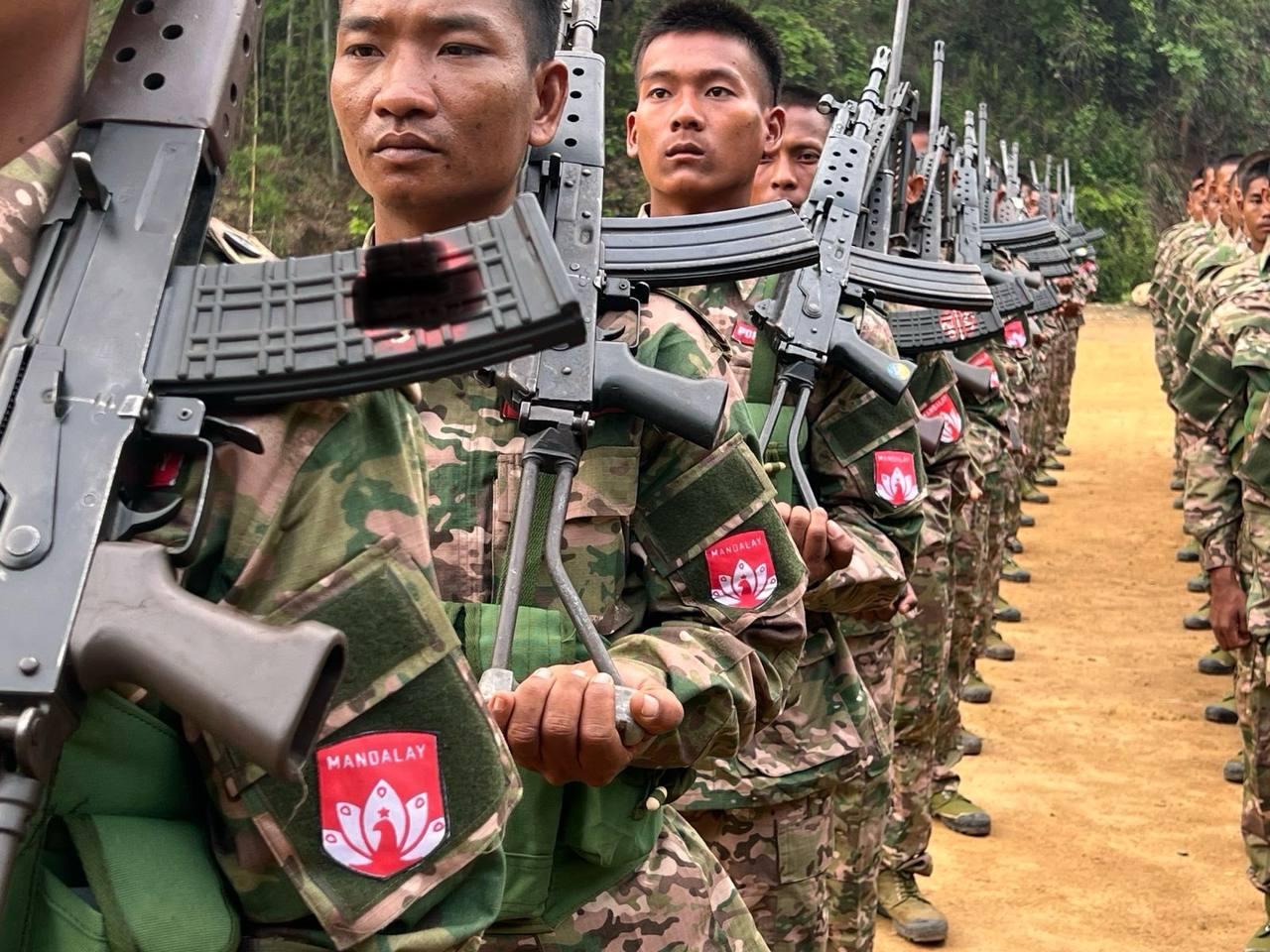 တိုက်ပွဲဝင်ဖို့ လေ့ကျင့်၊ ပြင်ဆင်နေတဲ့ PDF ရဲဘော်တွေ/Photo - MDY-PDF
