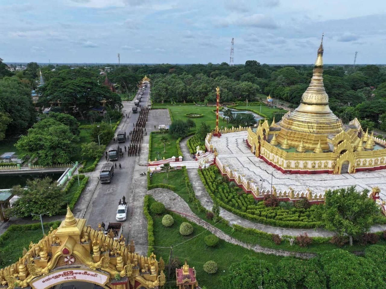 ကန့်ဘလူမြို့မှာ အင်အားပြနေတဲ့ စစ်အုပ်စုနဲ့ စစ်အုပ်စု လက်အောက်က ပြည်သူ့စစ် အမည်ခံ ပျူတွေ/Photo - စစ်အုပ်စု