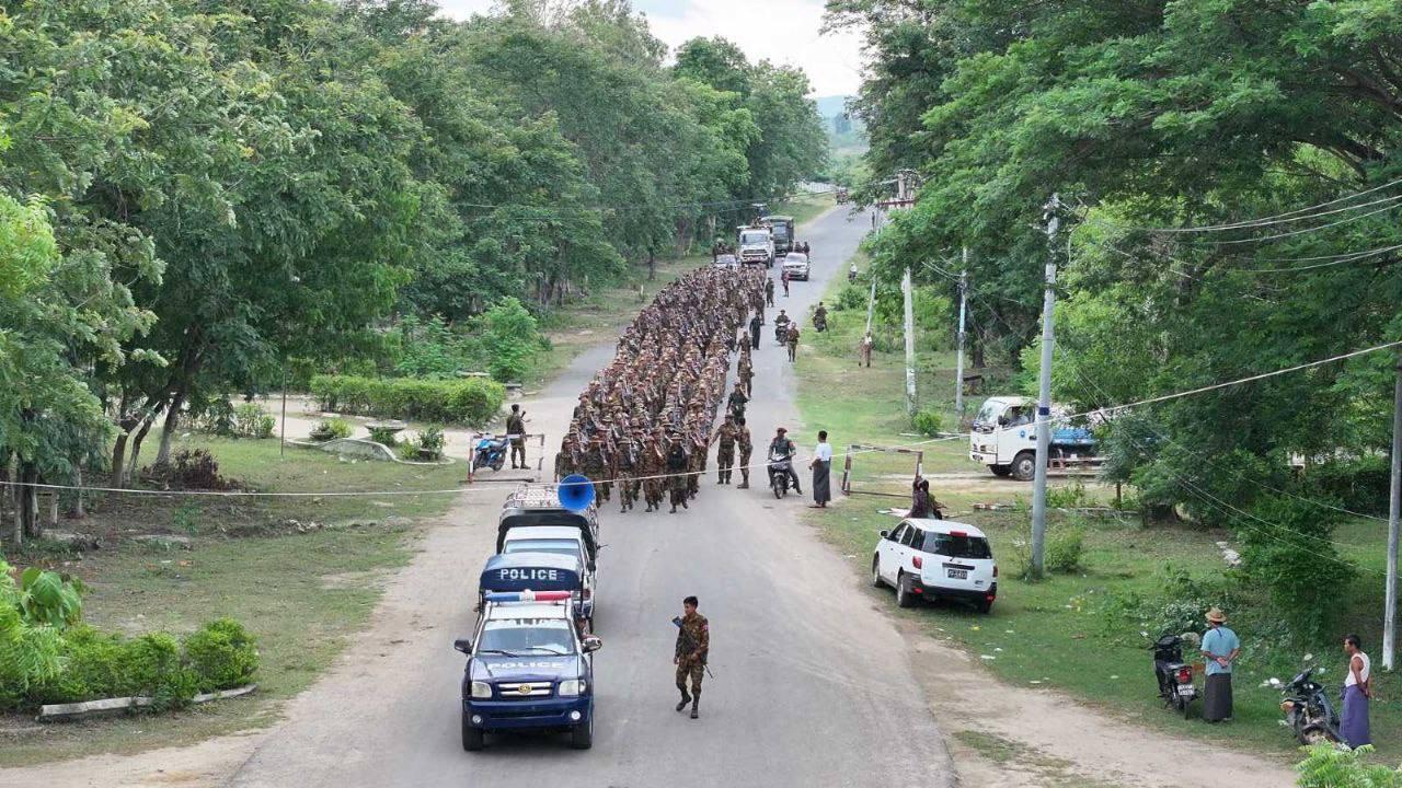 ကန့်ဘလူမြို့မှာ အင်အားပြနေတဲ့ စစ်အုပ်စုနဲ့ စစ်အုပ်စု လက်အောက်က ပြည်သူ့စစ် အမည်ခံ ပျူတွေ/Photo - စစ်အုပ်စု