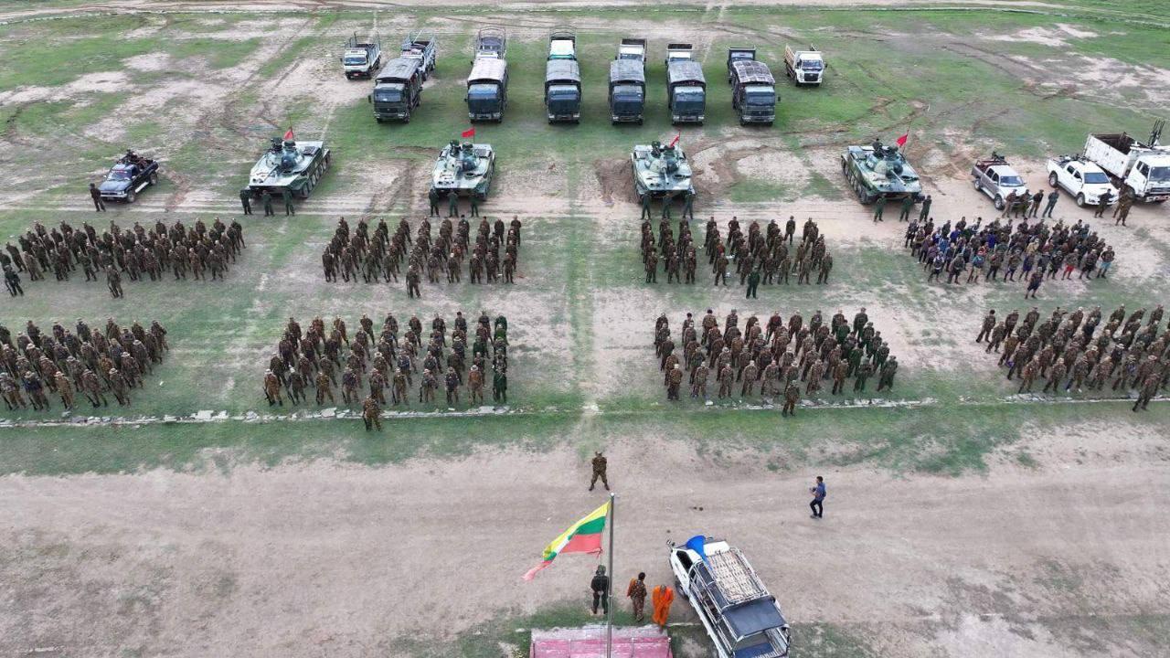 ကန့်ဘလူမြို့မှာ အင်အားပြနေတဲ့ စစ်အုပ်စုနဲ့ စစ်အုပ်စု လက်အောက်က ပြည်သူ့စစ် အမည်ခံ ပျူတွေ/Photo - စစ်အုပ်စု
