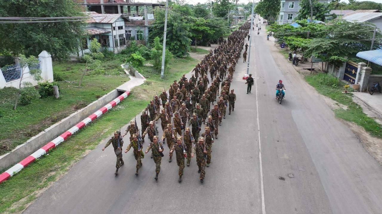 ကန့်ဘလူမြို့မှာ အင်အားပြနေတဲ့ စစ်အုပ်စုနဲ့ စစ်အုပ်စု လက်အောက်က ပြည်သူ့စစ် အမည်ခံ ပျူတွေ/Photo - စစ်အုပ်စု