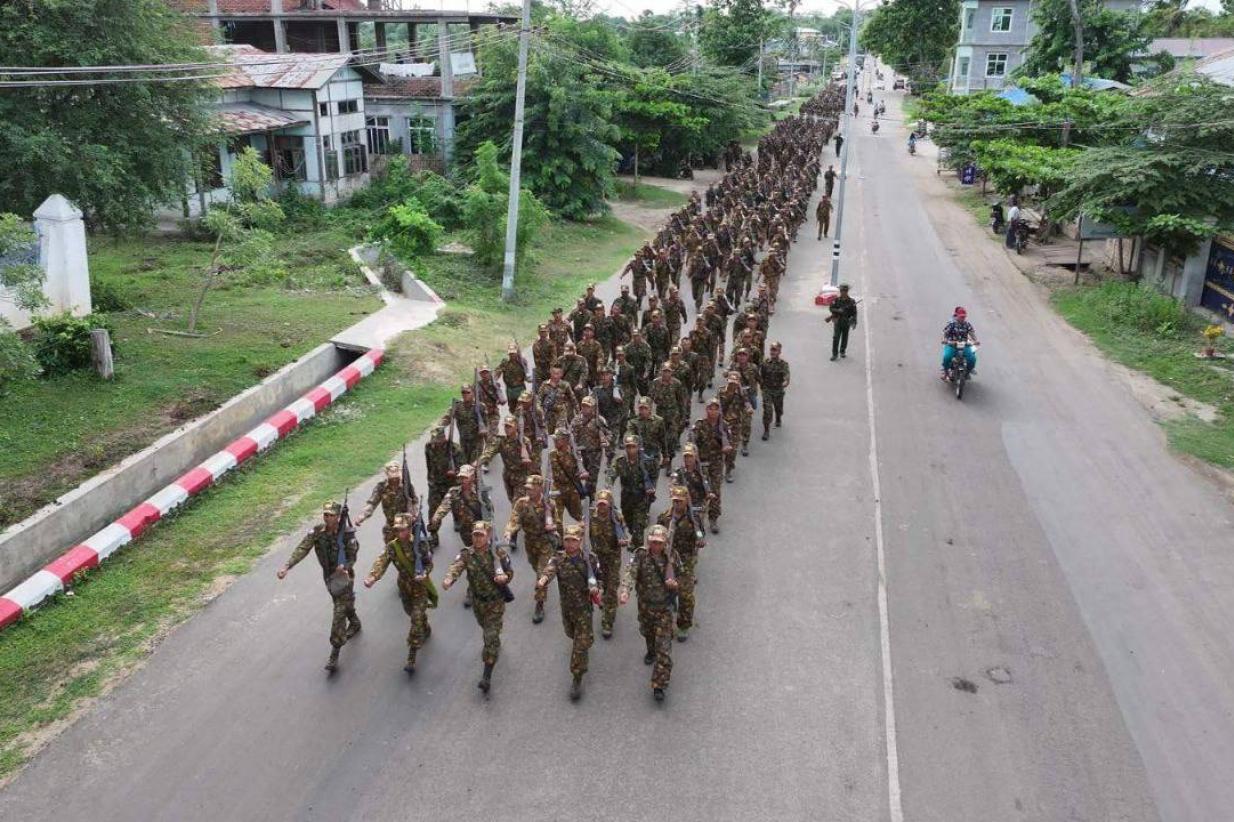 ကန့်ဘလူမြို့နယ်မှာ အင်အားပြနေတဲ့ စစ်အုပ်စုနဲ့ စစ်အုပ်စု လက်အောက်က ပြည်သူ့စစ် အမည်ခံ ပျူတွေ/Photo - စစ်အုပ်စု